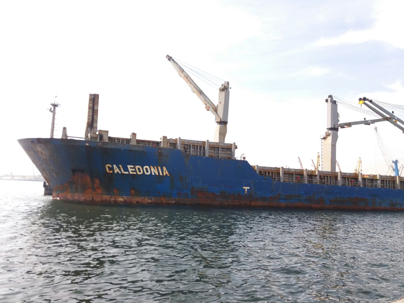 CONSTANȚA/FOTO: Navă eșuată în port (update)