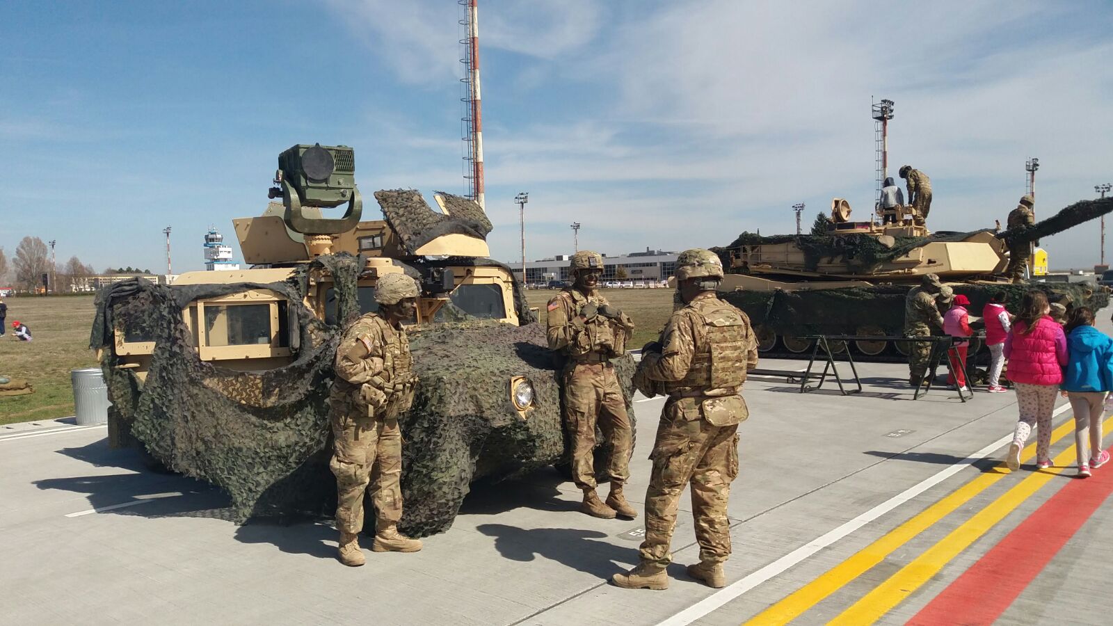FOTO: Militarii români și americani se întâlnesc cu elevi din Constanţa