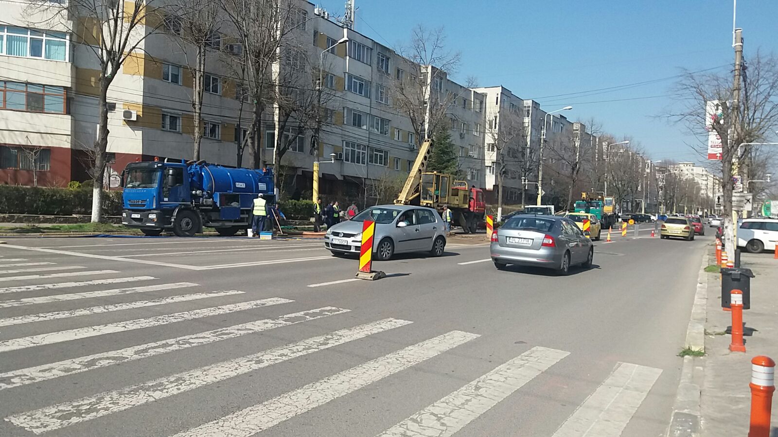 CONSTANȚA/FOTO: O avarie RAJA a dat peste cap traficul în centrul orașului. Locuitorii din zonă au rămas fără apă