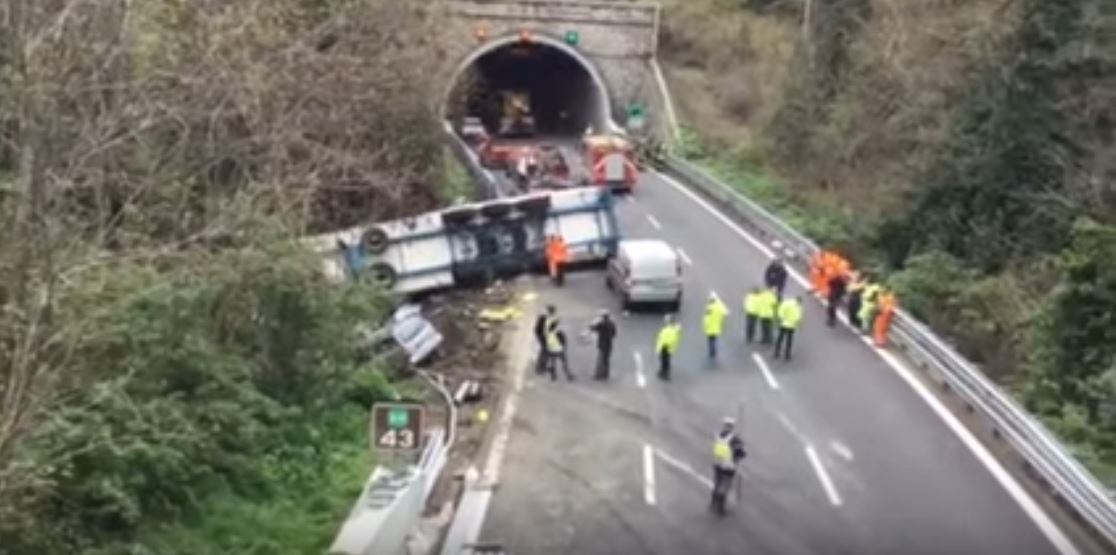 ITALIA/VIDEO: Un șofer român de TIR a provocat un accident în care au murit două persoane