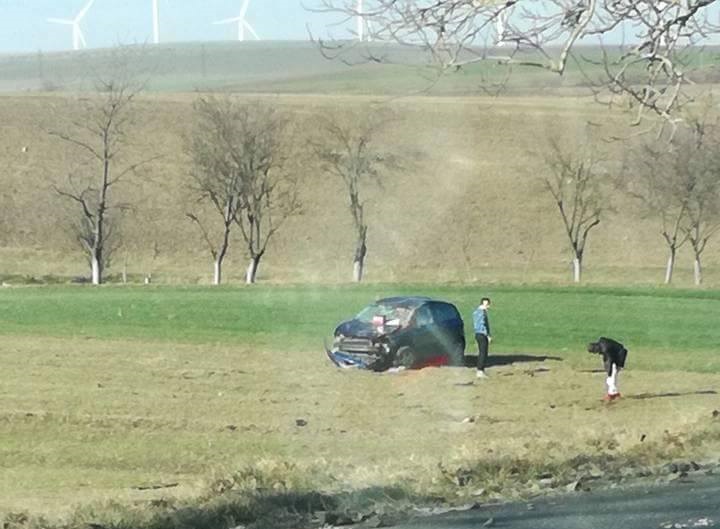 VIDEO/FOTO: Accident grav în TULCEA. O mașină a ajuns pe câmp, unde s-a răsturnat de mai multe ori