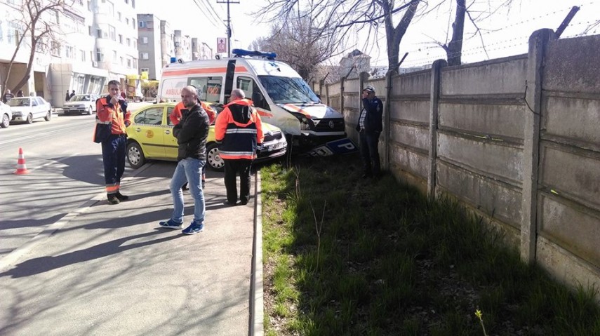 TULCEA: Impact rutier între o ambulanță și un taxi