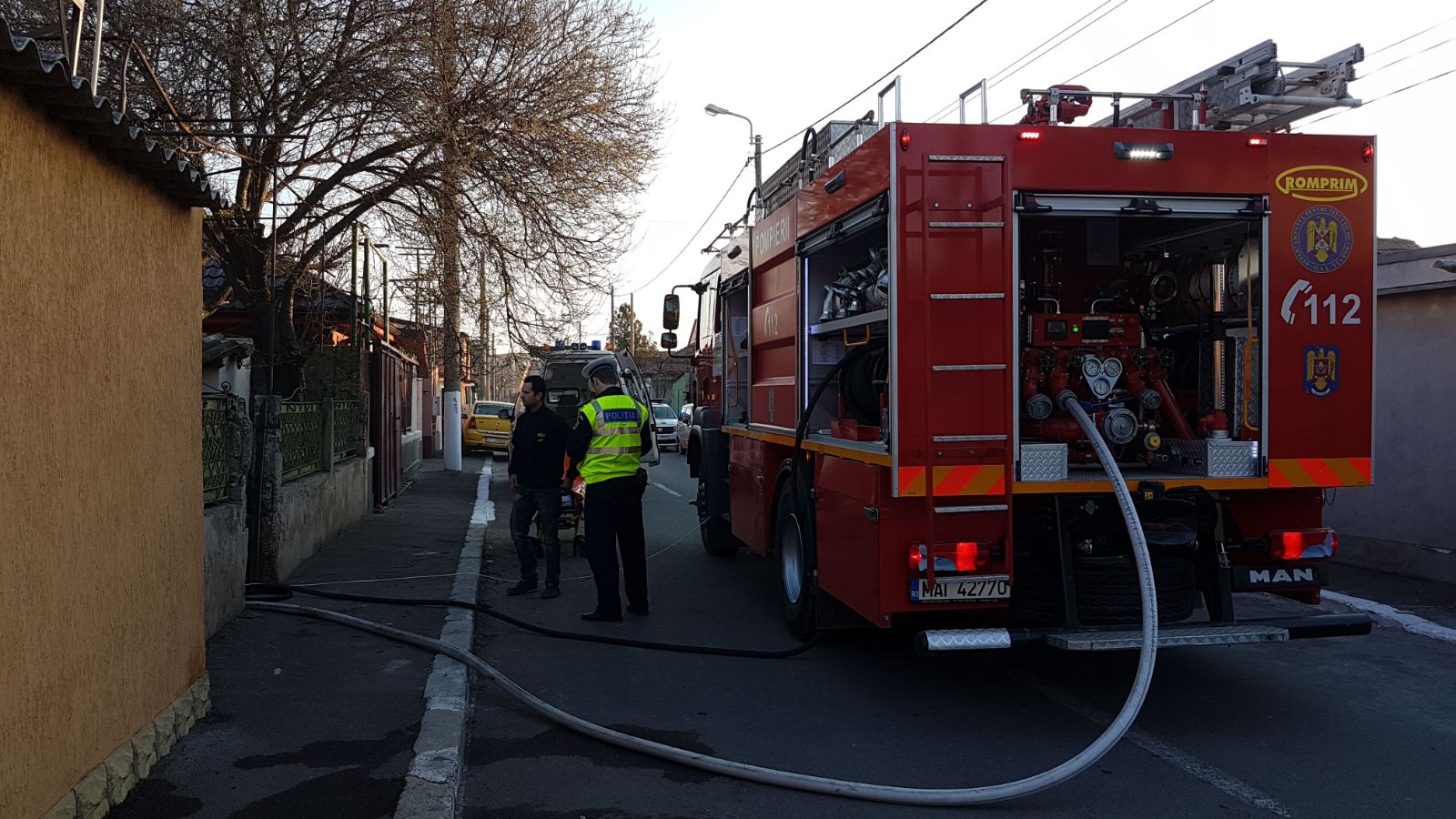 VIDEO/FOTO – Constanța: Bătrân de 92 de ani salvat din incendiu