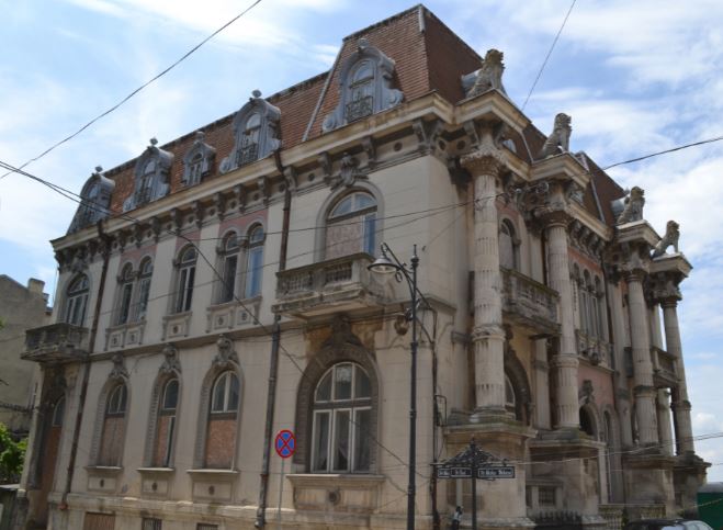 Proprietarul a două clădiri istorice din CONSTANŢA a fost amendat
