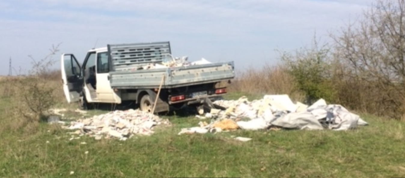 CONSTANȚA/FOTO: Doi muncitori prinși în timp ce aruncau deșeuri pe marginea canalului Dunăre – Marea Neagră