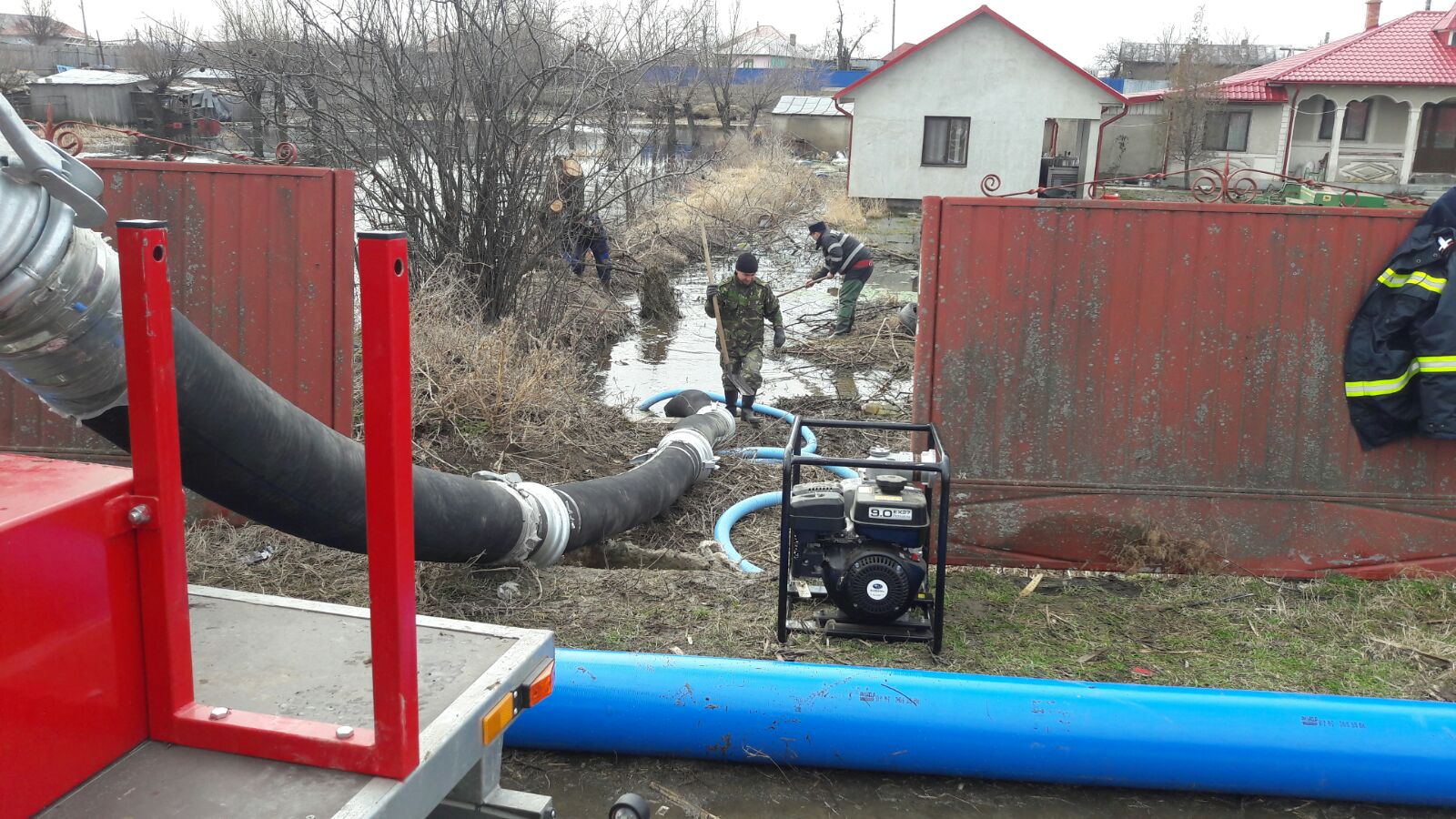 Foto/GRINDU, Tulcea: Gospodărie inundată! Intervin pompierii