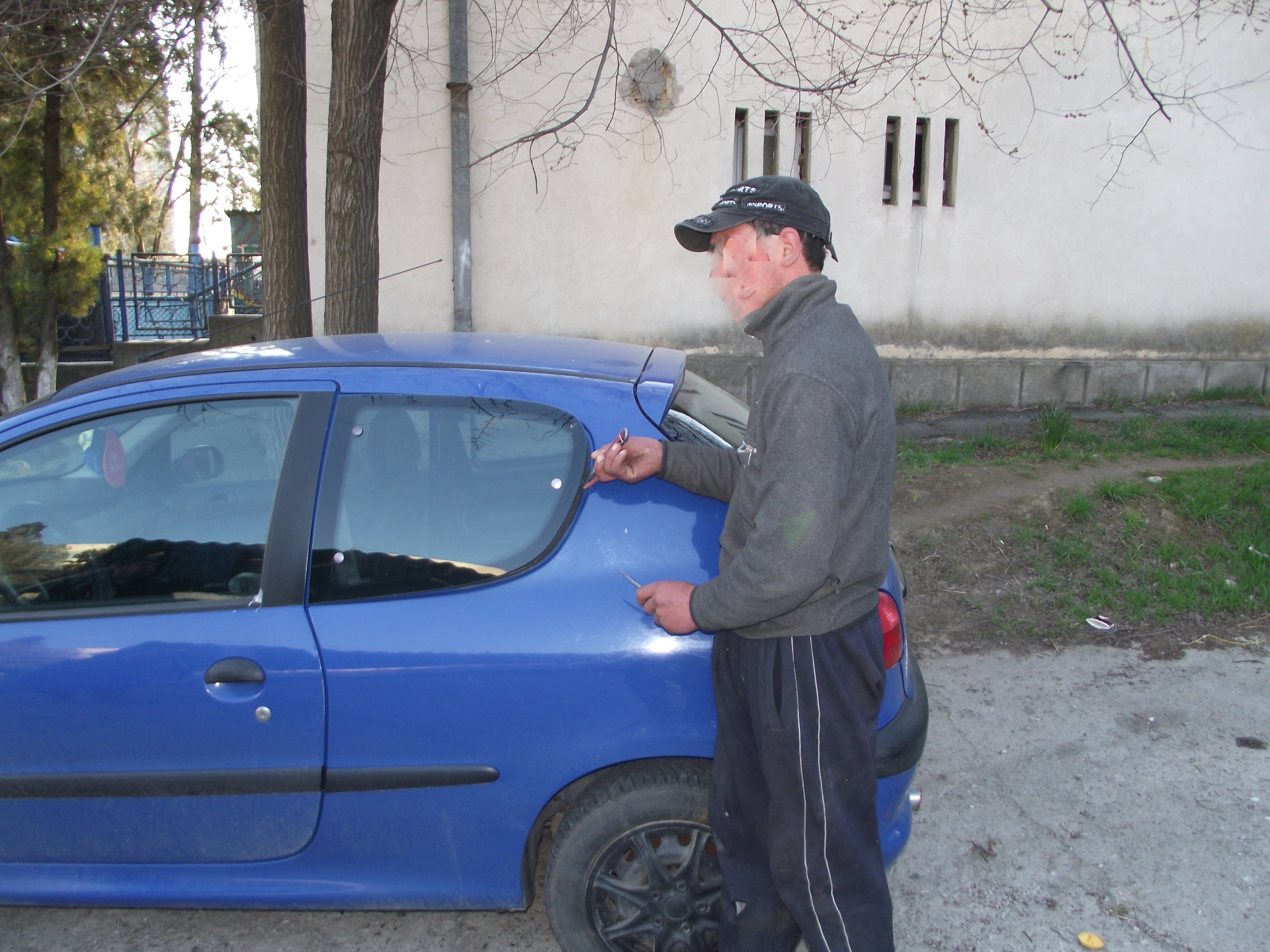 MEDGIDIA: Tânăr prins în flagrant de un jandarm în timp ce încerca să spargă un autoturism