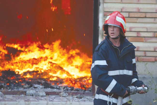 Incendiu violent la un hotel din Bucureşti. O femeie a ajuns la spital cu arsuri grave