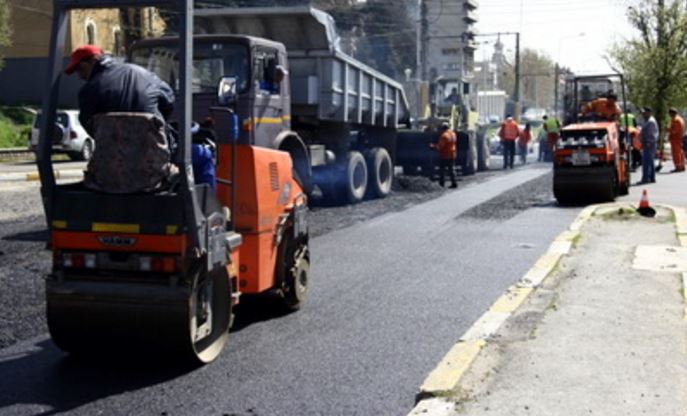 CONSTANȚA: Lucrările edilitare nu pot fi executate noaptea. Muncitorii sunt „bombardați” cu ouă și roșii