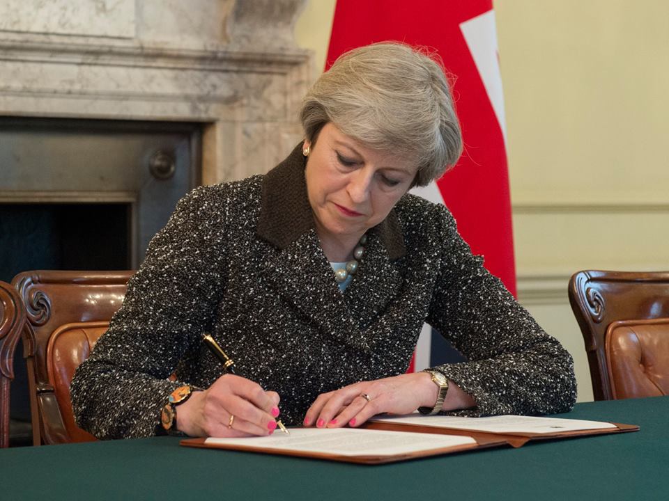 LONDRA: Premierul britanic a semnat scrisoarea care declanșează Brexitul. Ce va urma