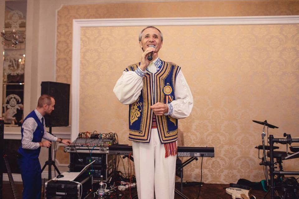 Spectacol de muzică folclorică la Ion Corvin. Interpretul Marius Cristel Marin aniversează 33 de ani de carieră artistică