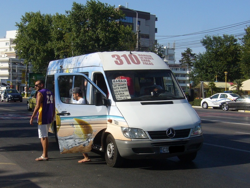 VIDEO/CONSTANȚA: Un șofer de pe 310 se ceartă ca la ușa cortului cu pasagerii