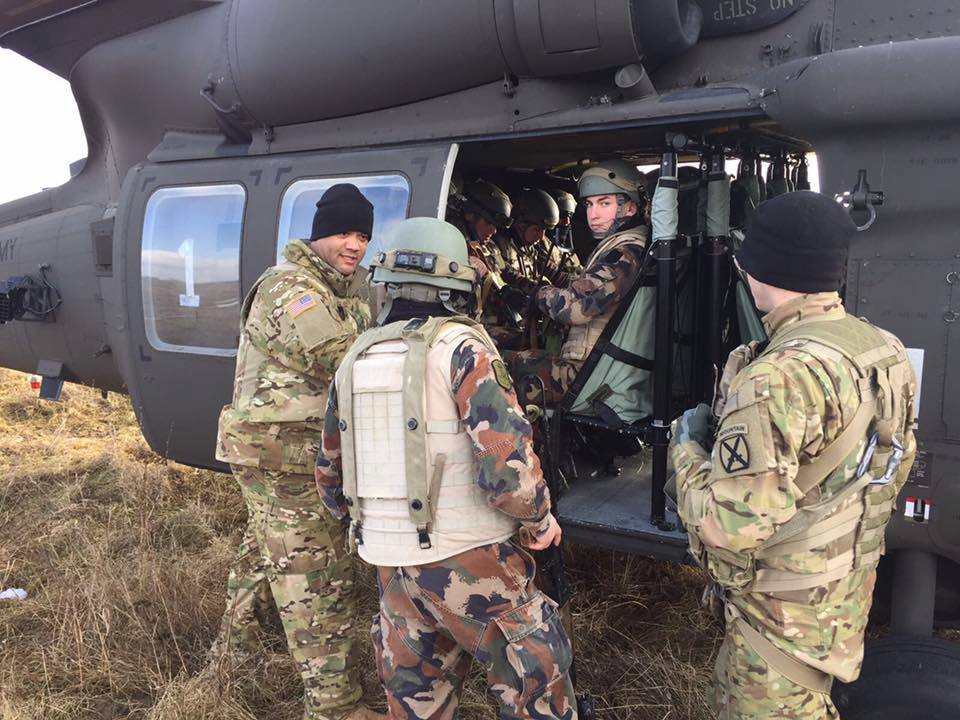 Mihail Kogălniceanu: Militari români şi americani participă la un antrenament comun de Ziua Femeii