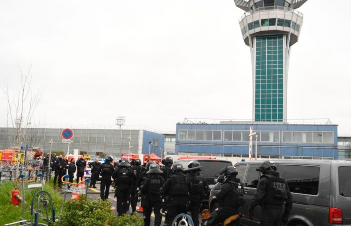 Un bărbat a fost OMORÂT, pe un aeroport din PARIS, după ce a luat arma unui soldat