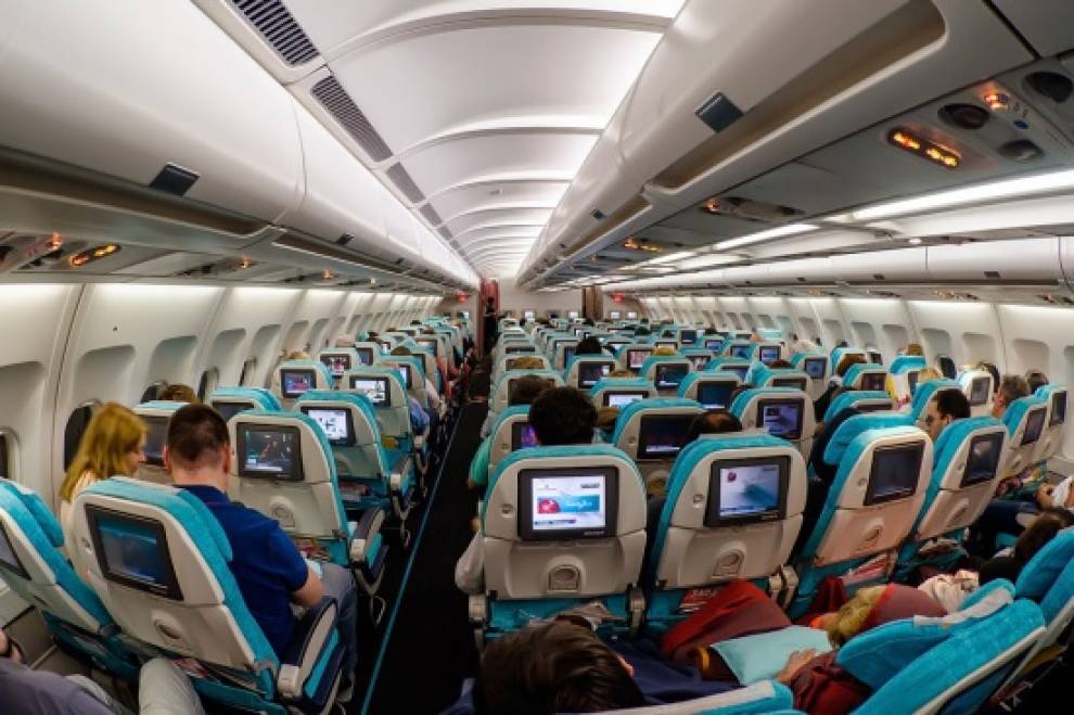 Companiile aeriene vor fi obligate să furnizeze autorităţilor datele pasagerilor