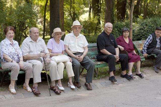 Scade numărul de pensionari