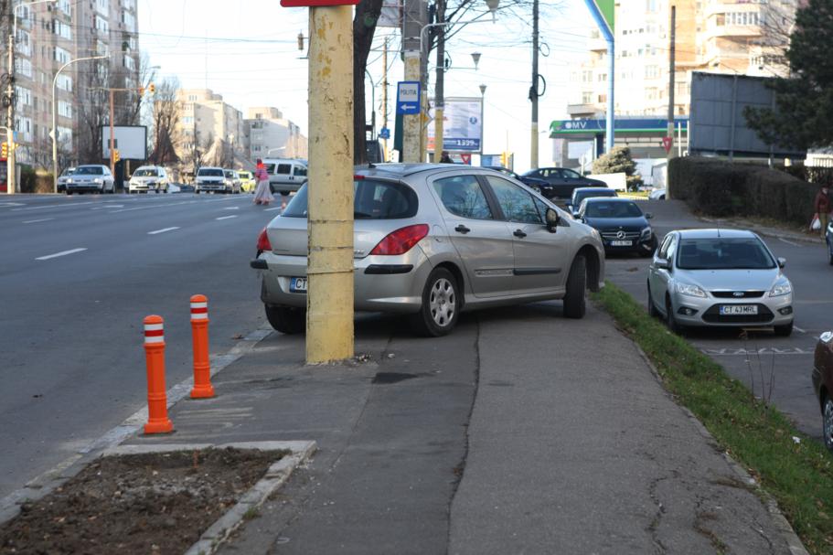 Criză de locuri de parcare în Constanța. Primăria montează piloni pe trotuare