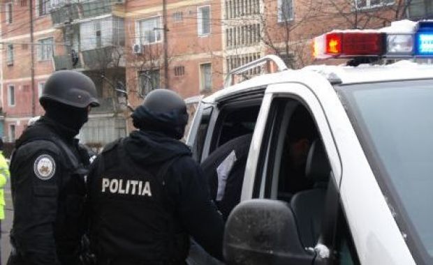 Doi bărbaţi reţinuţi, după ce au bătut trei poliţişti aflați în misiune