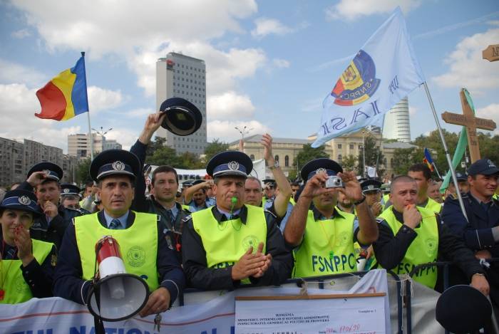 Polițiștii din România amenință cu proteste de stradă