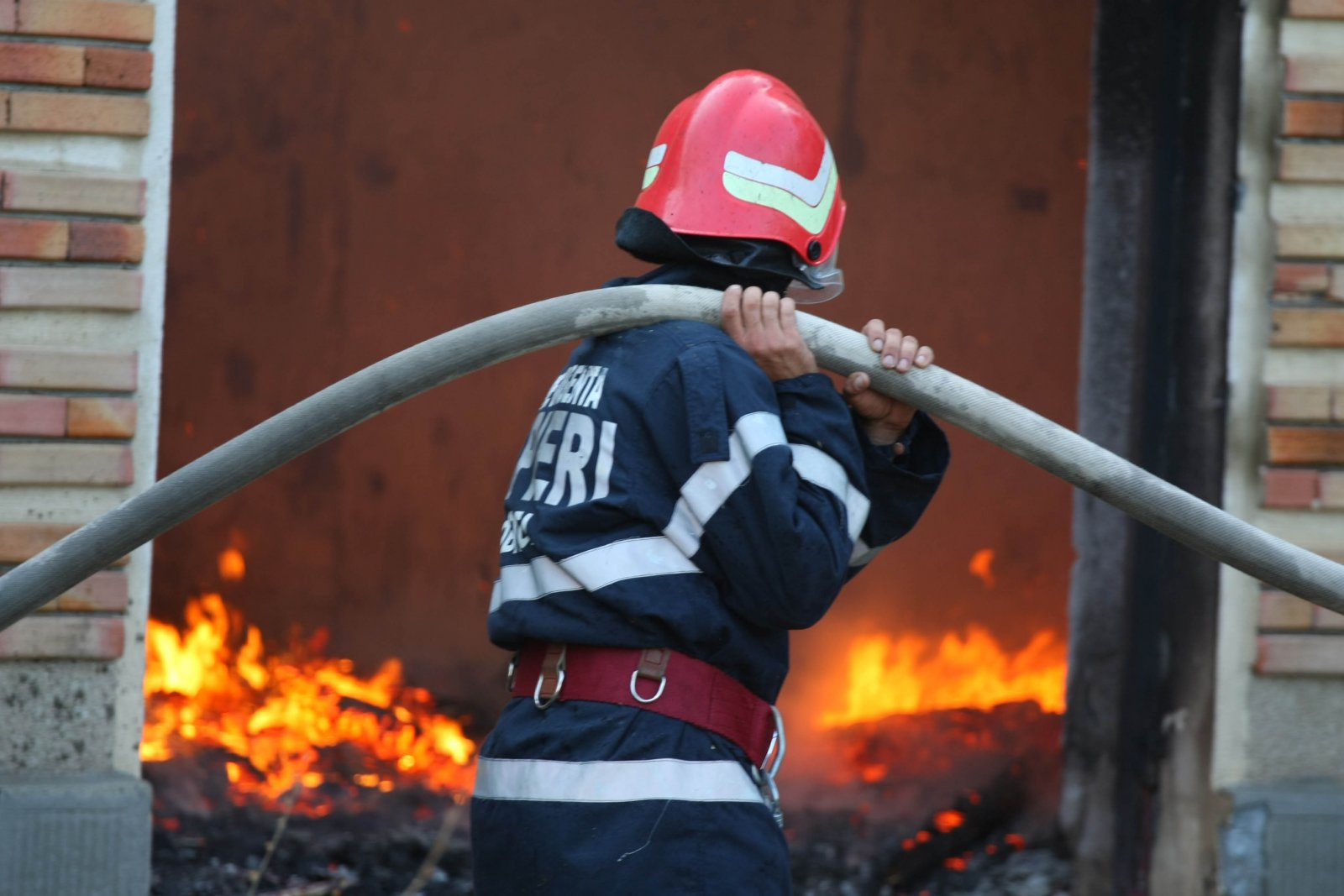 CONSTANȚA: Intervenție a pompierilor la un incendiu