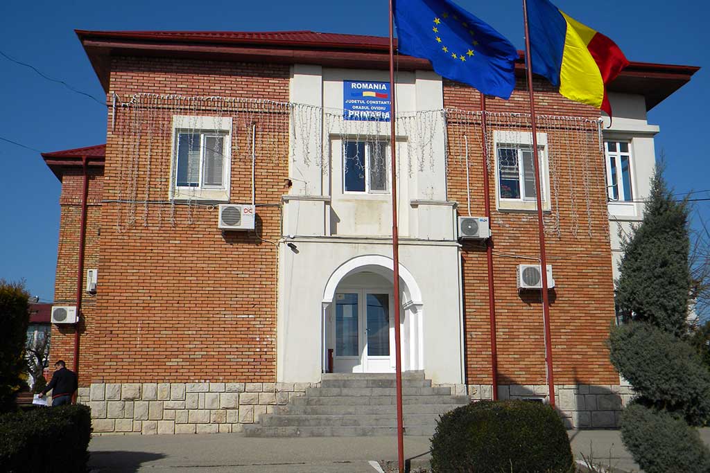 OVIDIU: Pachete cadou și burse de merit pentru preșcolari și elevi