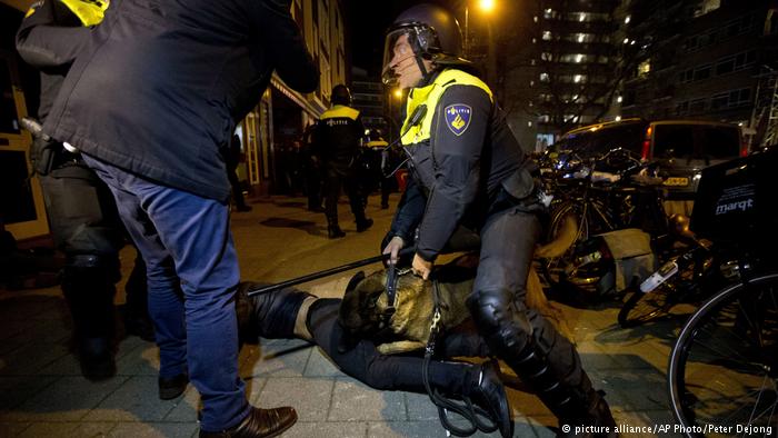 Rotterdam: Poliţia a folosit tunuri cu apă pentru a dispersa protestatarii turci