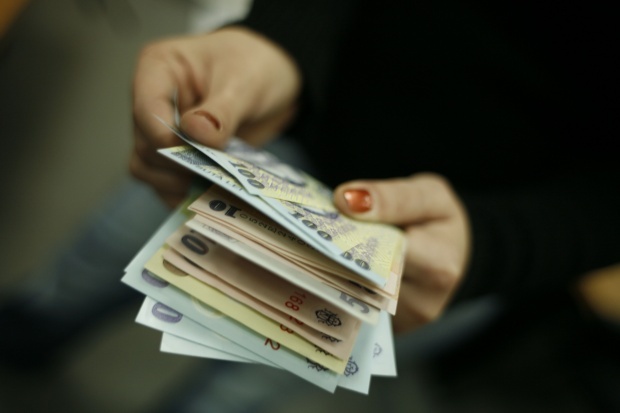 Salariul mediu net a scăzut cu 1,4%, anunță Institutul Național de Statistică