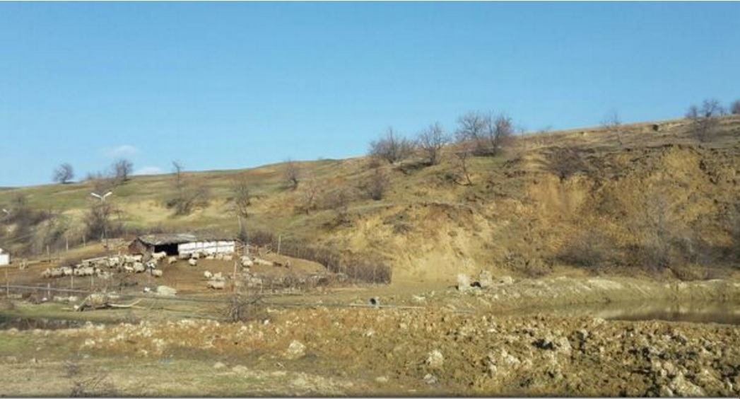 GALAȚI: Alunecare de teren în localitatea Izvoarele. O stână cu 250 de oi, EVACUATĂ