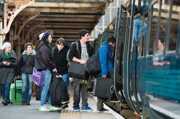 Trenurile din București spre Constanța au plecat cu întârziere din cauza numărului mare de studenți