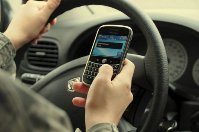 Conducătorii auto care fac transmisii video live pe Facebook ar putea rămâne fără carnet pe viaţă