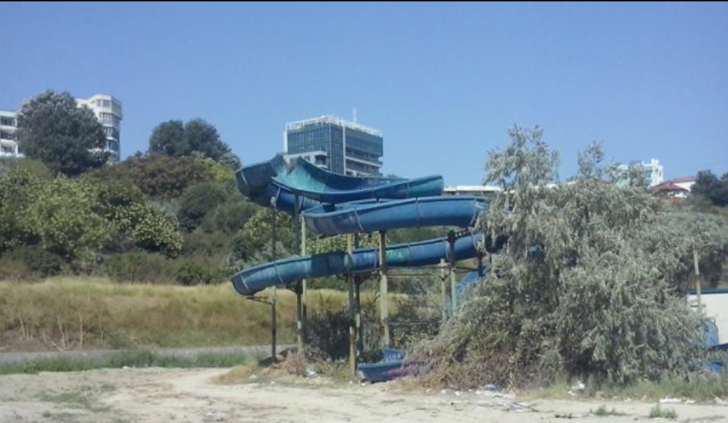CONSTANȚA: Toboganul abandonat de pe plaja Modern va fi demolat. Treptele de la Zorile refăcute