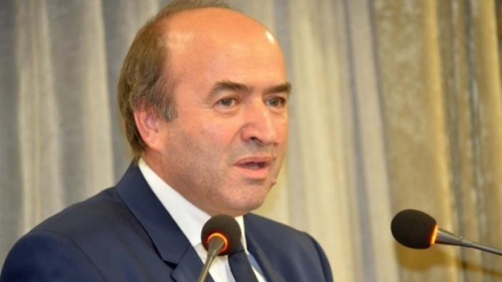 Legea privind graţierea, amânată la cererea ministrului Justiţiei