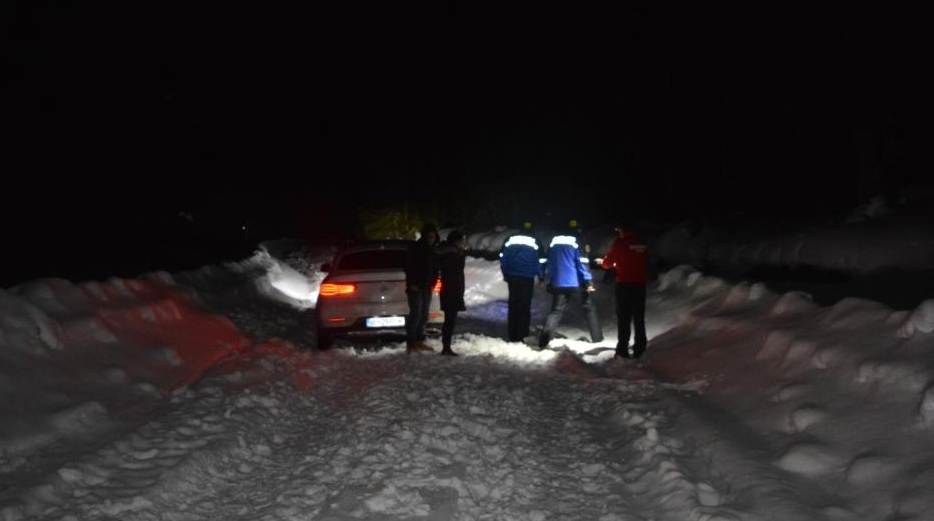 Turişti ÎNZĂPEZIŢI pe Transalpina, SALVAŢI de jandarmi