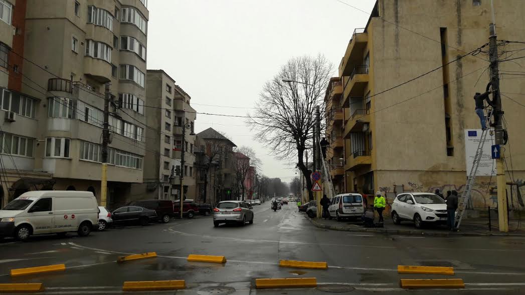FOTO – CONSTANŢA: Operatorii de cablu tv, telefonie și internet au început să taie cablurile aeriene din oraş