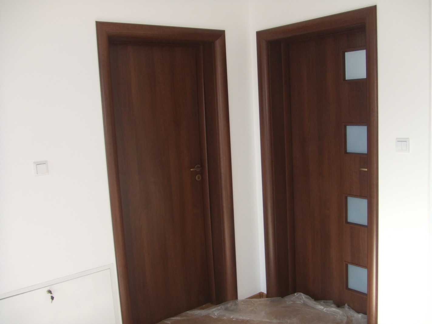 LUMINA: Reţinuţi pentru că ar fi furat uşile unei case!