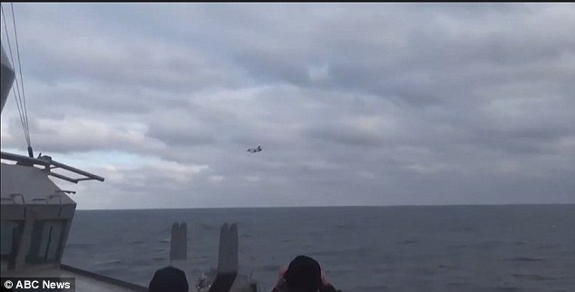 FOTO: Avioane ruseşti, surprinse lângă o navă SUA în Marea Neagră