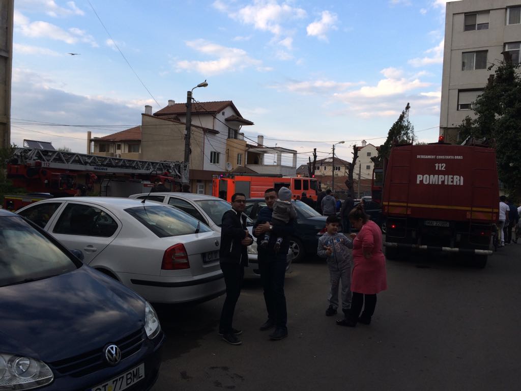 FOTO/Locatari EVACUAȚI! Incendiu într-un bloc turn din CONSTANȚA (update)