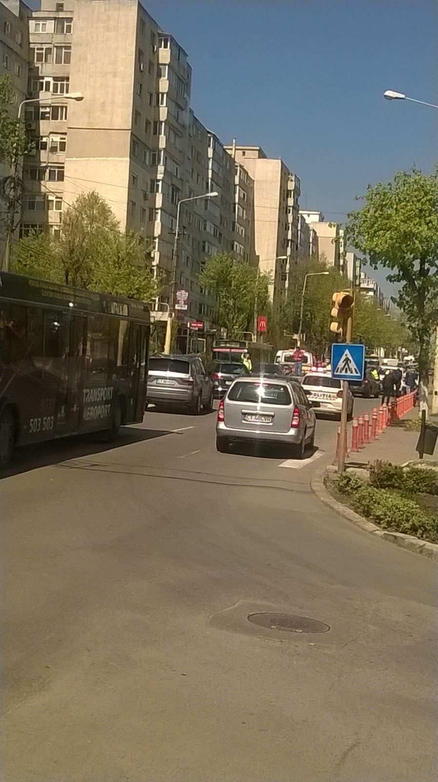 FOTO. Accident rutier în Tomis 3. O persoană a fost dusă la spital
