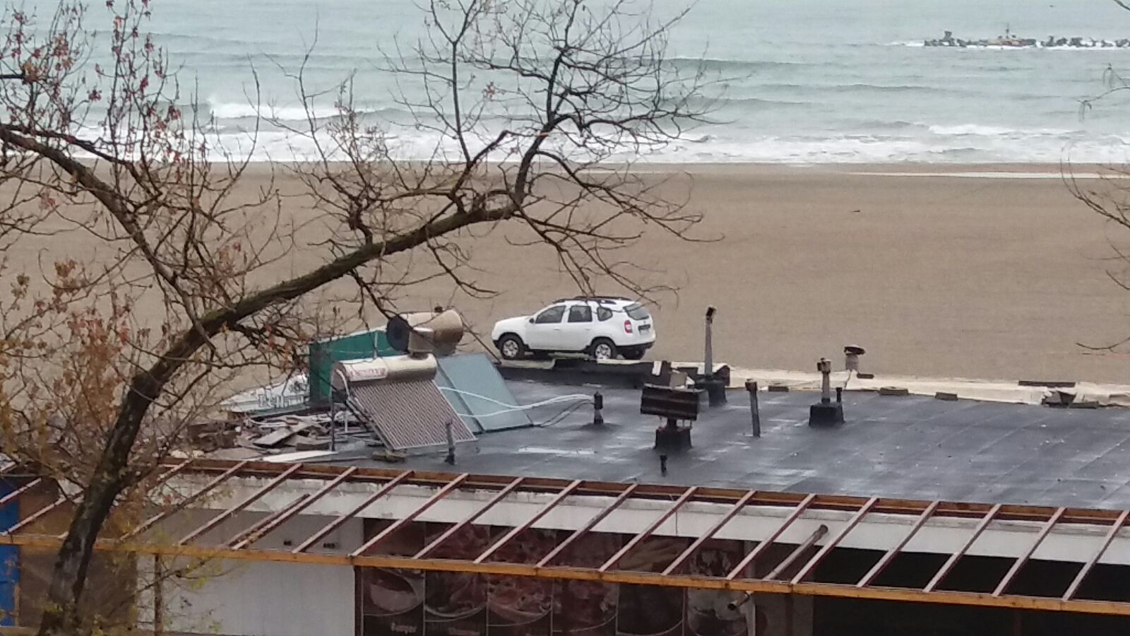 Foto/MAMAIA: S-a deschis „sezonul” la intrat cu mașina pe plajă. Dar și la amenzi!