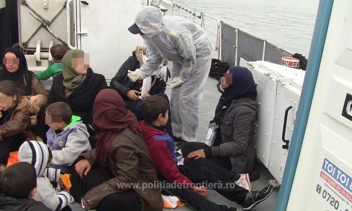 FOTO/Migranți salvați din Marea Egee de Garda de Coastă română