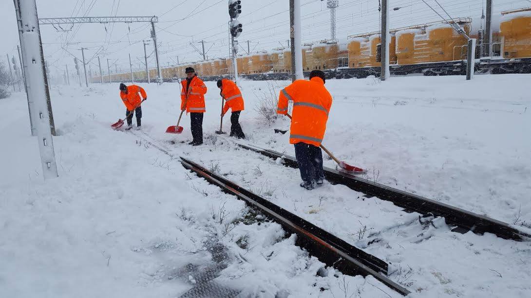 ROMÂNIA: Trafic rutier în condiții de iarnă și trenuri cu sute de minute de întârziere