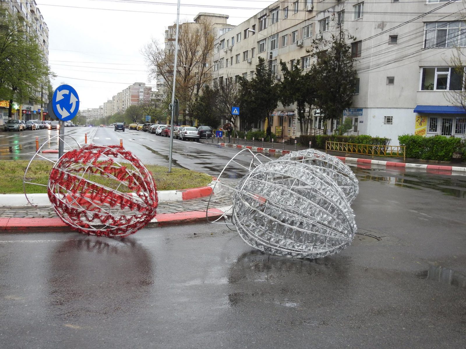Foto/Video – CONSTANȚA: Ouăle din sensurile giratorii au pornit de-a berbeleacul pe bulevard!