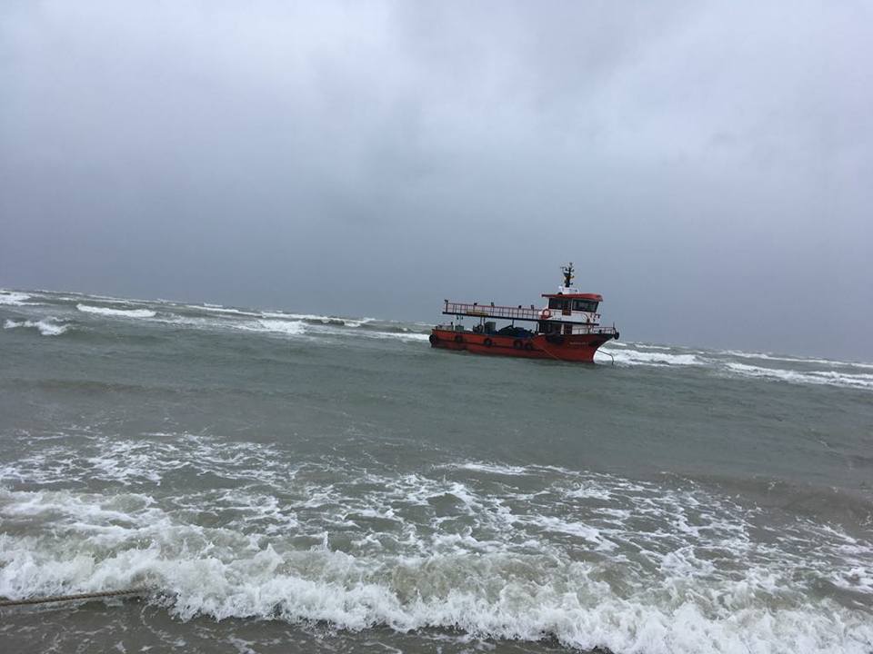 FOTO/Operațiune de salvare a unei nave eșuate pe mare în zona Sfântu Gheorghe (update)