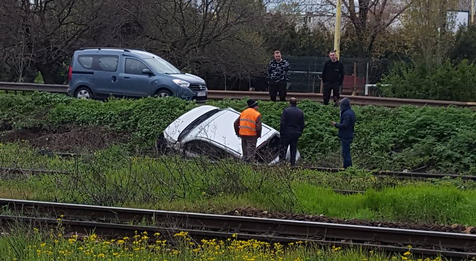 FOTO/Constanța: Un șofer s-a răsturnat cu mașina aproape de calea ferată