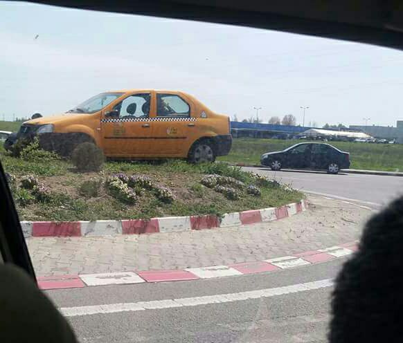 FOTO – CONSTANȚA: Un taximetrist a aterizat cu mașina pe un sens giratoriu