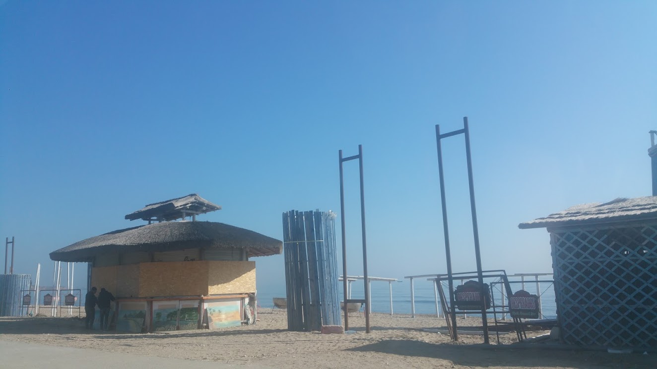 FOTO: A început curăţenia în VAMA VECHE. Sancțiuni drastice după campania de igienizare