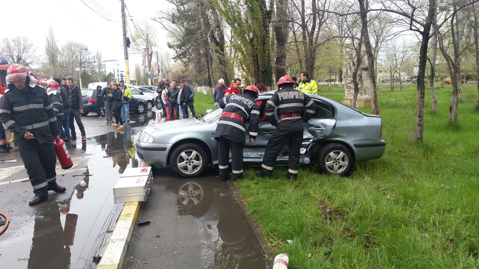UPDATE – FOTO: Accident grav în stațiunea MAMAIA. Două persoane au rămas încarcerate