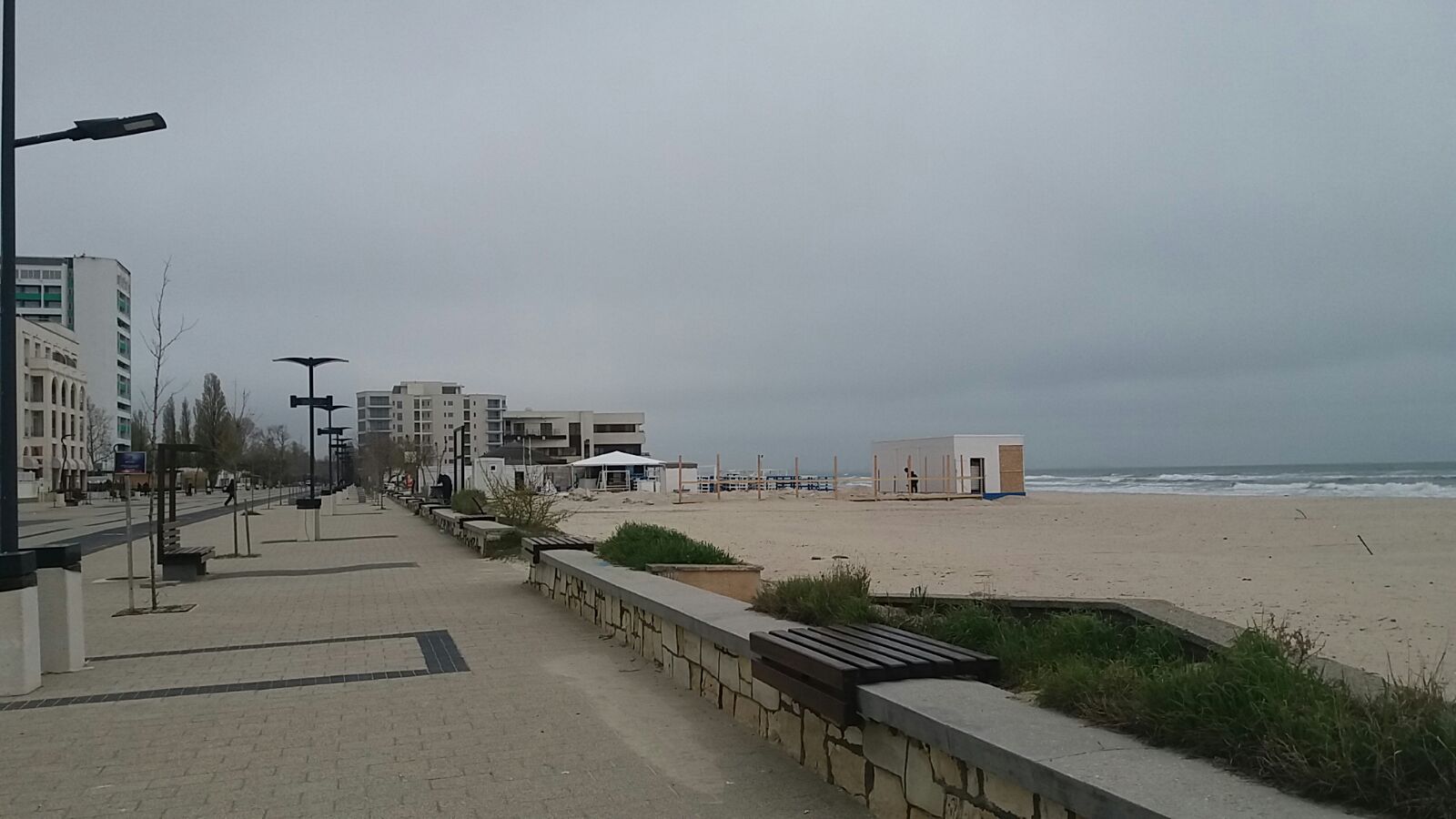 Foto/MAMAIA: Sezonul se deschide, ca de obicei, cu majoritatea teraselor închise!