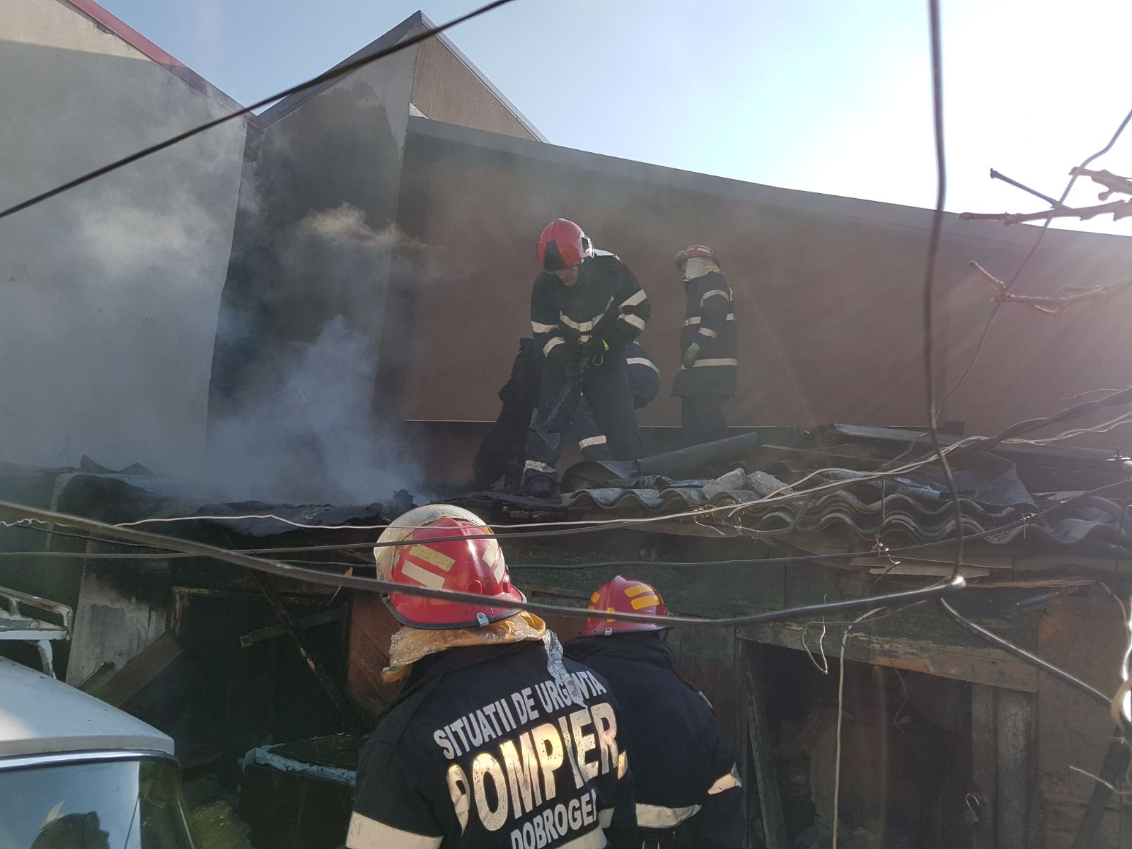 FOTO/VIDEO – Pericol de explozie în CONSTANȚA: Magazie plină cu lemne, ÎN FLĂCĂRI!