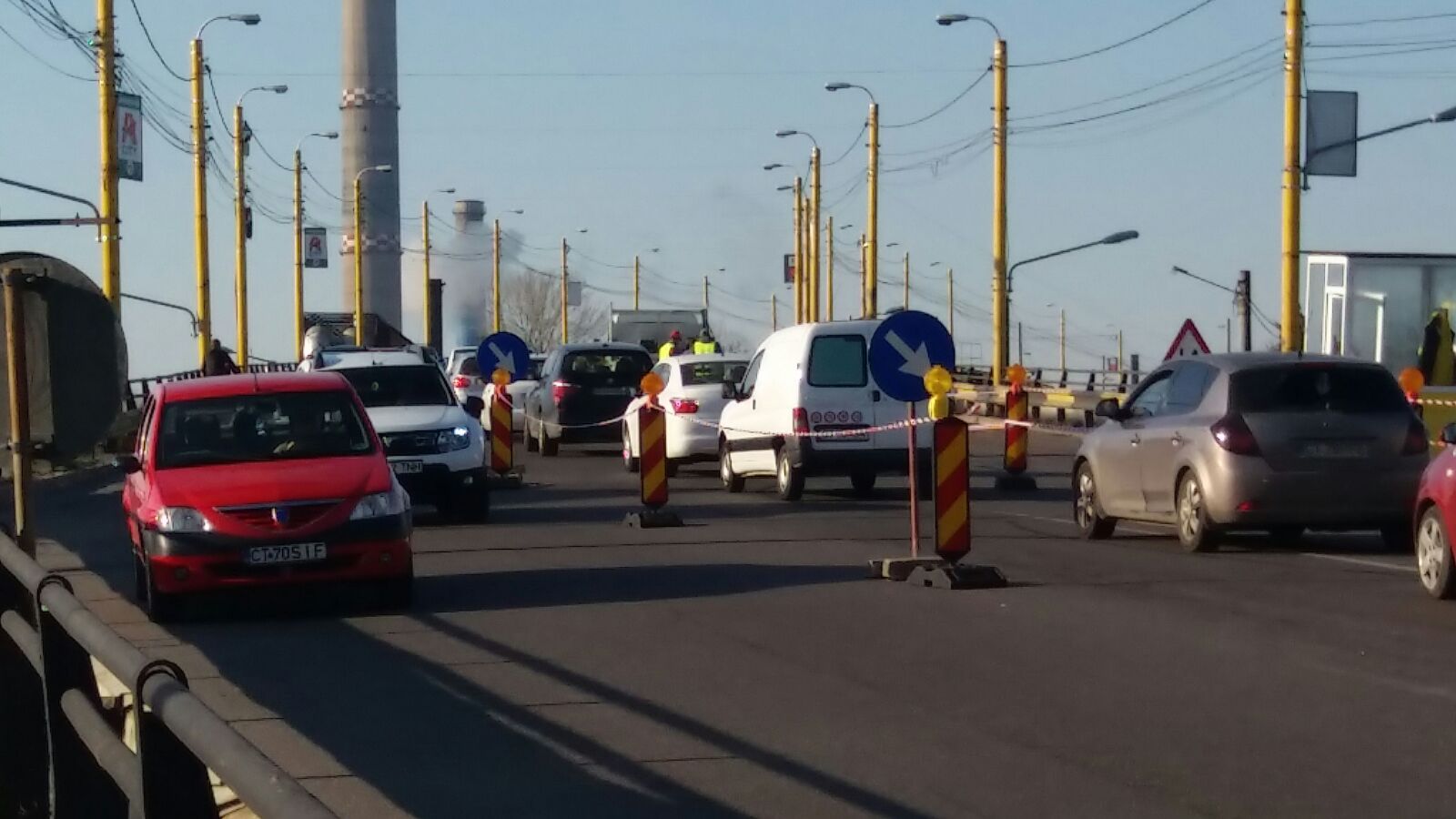 FOTO/Cozile de mașini se întind pe sute de metri! Au început lucrările pe PODUL DE LA BUTELII